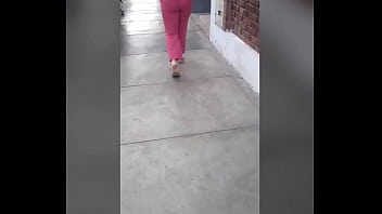 Rica milf caliente es follada en la calle,sexo publico