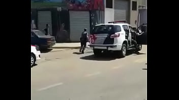 Gordinho pauzudo correndo pelado da policia