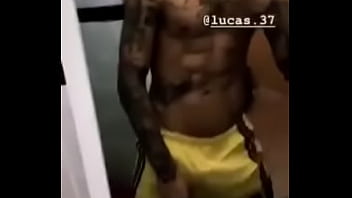 Rapaz dan&ccedil_ando sem cueca