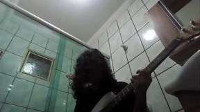 cabeludo rockeiro com muito tes&atilde_o tocando uma bem gostoso no banheiro pra ozzy osbourne