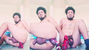 jugando con mi dildo de monstruo y me hizo mear