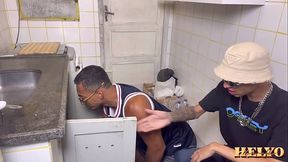 O VIZINHO CASADO VEIO ARRUMAR MINHA PIA E ACABOU CAINDO NO CANO