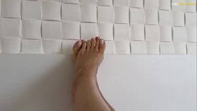 MILF gostosa faz massagem de P&Eacute_S com o dildo enquanto MASTURBA seu CLIT&Oacute_RIS GRANDE &ndash_ Fabi Drumond