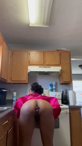 EBONY HOUSEWIFE FILLS HER ASS TO CUM