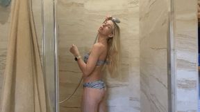 she's wet and sexy (shower)