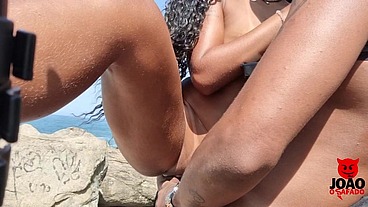 Casal Transando na Praia Com Pessoas Olhando - Preta Fogosa
