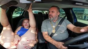 A carioca Isa Fox uma gata maravilhosa exibe sua beleza nas ruas na carona