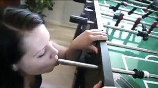 فتاة سمينة عاهرة تتلقى ضربات شرجية عنيفة بعد مص فوضوي