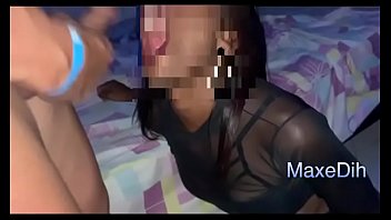 Dando a buceta pro desconhecido na festa e levando gozada na cara