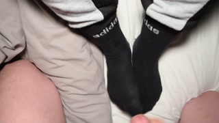A girl give me a sockjob, I cum on her socks !