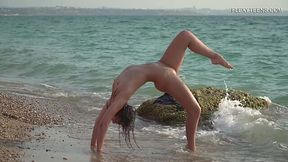 Flexible virgin does gymnastic naked on the beach - Flexy Teens