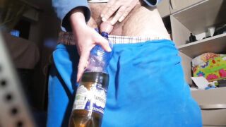 Une transsexuelle européenne poilue amateur se fait sodomiser en solo avec un énorme pénis palpitant