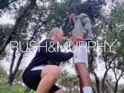 Profesor se folla a su alumno en el parque y le mete toda su polla gigante y gorda en público