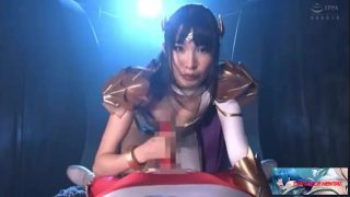 Japansk superhjälte cosplayer maler på kuk och retar