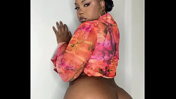 Hermanastra caliente me seduce con video porno