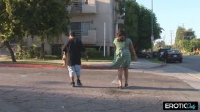 Er dr&uuml;ckt sie runter und penetriert sie gnadenlos