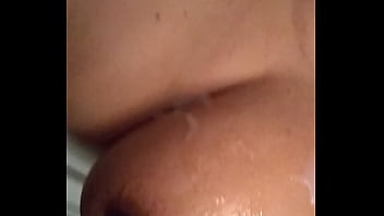 &Eacute_l primo de mi esposo s&eacute_ viene en mis tetas