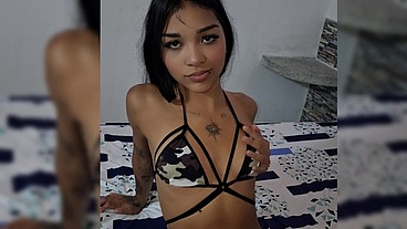 Petite latina en lencería le encanta bailar antes de follar