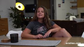 Lea Ã¶ffnet ihre Beine fÃ¼r die Ersties Community