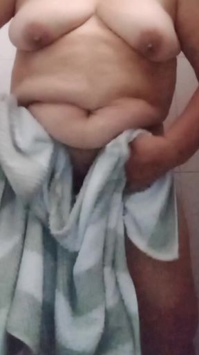 Mature stepmom sends me a video bathing by mistake