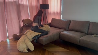 Lady Mononoke bije swojego uległego misia