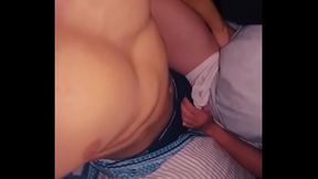 Le mamo la verga a mi vecino musculoso por primera vez en su casa luego termina follandome a pelo