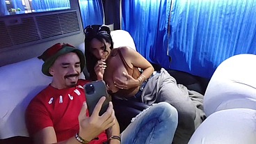A safada da Kel fez a festa no ônibus de viagem, chupou geral e ainda fodeu com um deles!