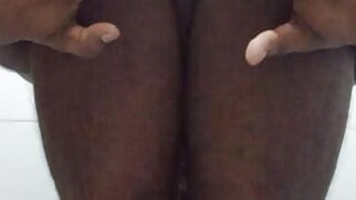 69, gola profonda, nero, bagno, ragazza russa – clip BDSM pubblica di una giovane prostituta gay russa amatoriale che si masturba