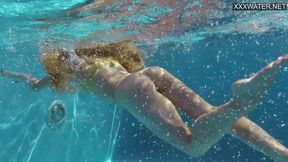 Latvian Nata′s Poolside情趣