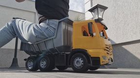 Big Denim Booty Stops My Mercedes Dump Truck – Extreme Bouncing Ride