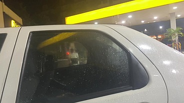 MARIDO SAI COM ESPOSA PELAS RUAS DE SÃO PAULO A PROCURA DE UM COMEDOR PARA SACIAR SUA LASCÍVIA