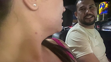 MARIDO SAI COM ESPOSA PELAS RUAS DE SÃO PAULO A PROCURA DE UM COMEDOR PARA SACIAR SUA LASCÍVIA
