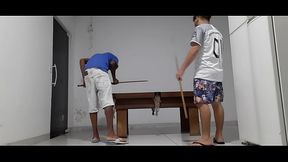 Pau na m&atilde_o Bolas na mesa