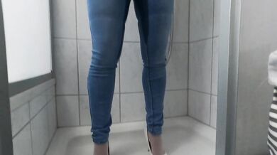 In die Jeans gepisst und dann geduscht