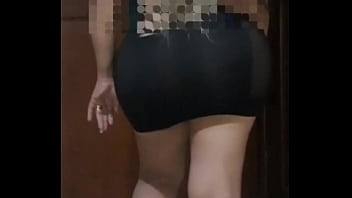 Mi novia se va de fiesta de fin de a&ntilde_o con su vestido sexi