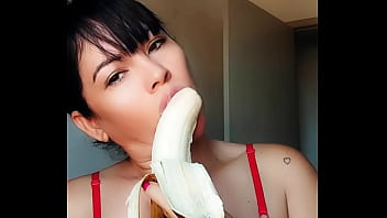 Se eu fa&ccedil_o isso com uma banana imagina oque eu fa&ccedil_o com voc&ecirc_. Garganta profunda e suculenta, imposs&iacute_vel n&atilde_o gozar com a esposa do corno
