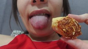 Indian stepmom eats a cake and a cocoa snail very well because she loves to eat and has a food fetish