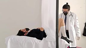 Doctor se aprovecha durante la revisi&oacute_n, casi los descubren!