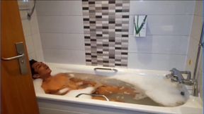 Bath time with my Spanish mate ruined by big muscle body worship