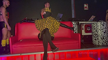 SHOW PORN LIVE IN PUBLIC CLUB