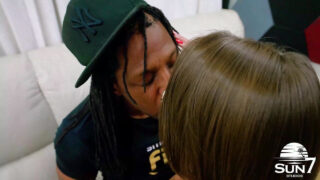 Una ragazza latina bionda riceve una profonda scopata anale dal suo stallone