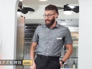 Xander Corvus Can’t Resist Joslyn James’ Body And Bangs Her