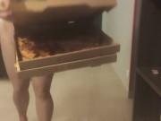 J ouvre nue au livreur de pizza