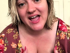 Solo MILF slut giving a hot masturbation sexy show