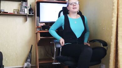 Teacher gets so much cum on her glasses after smoking with her crush