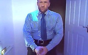 Empresario batendo punheta
