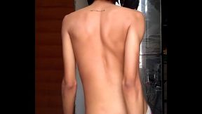 Garota Trans novinha rebolando a bunda querendo sentar