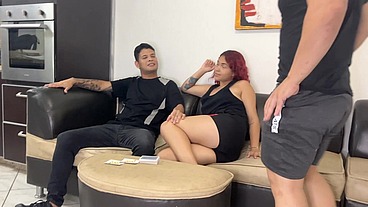 Esposo Pierde su Dinero Apostando en Juegos de Carta y su Hermosa Esposa Tiene que Pagar la Deuda con su Cuerpo