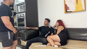 Esposo Pierde su Dinero Apostando en Juegos de Carta y su Hermosa Esposa Tiene que Pagar la Deuda con su Cuerpo