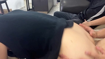 Esposo Pierde su Dinero Apostando en Juegos de Carta y su Hermosa Esposa Tiene que Pagar la Deuda con su Cuerpo